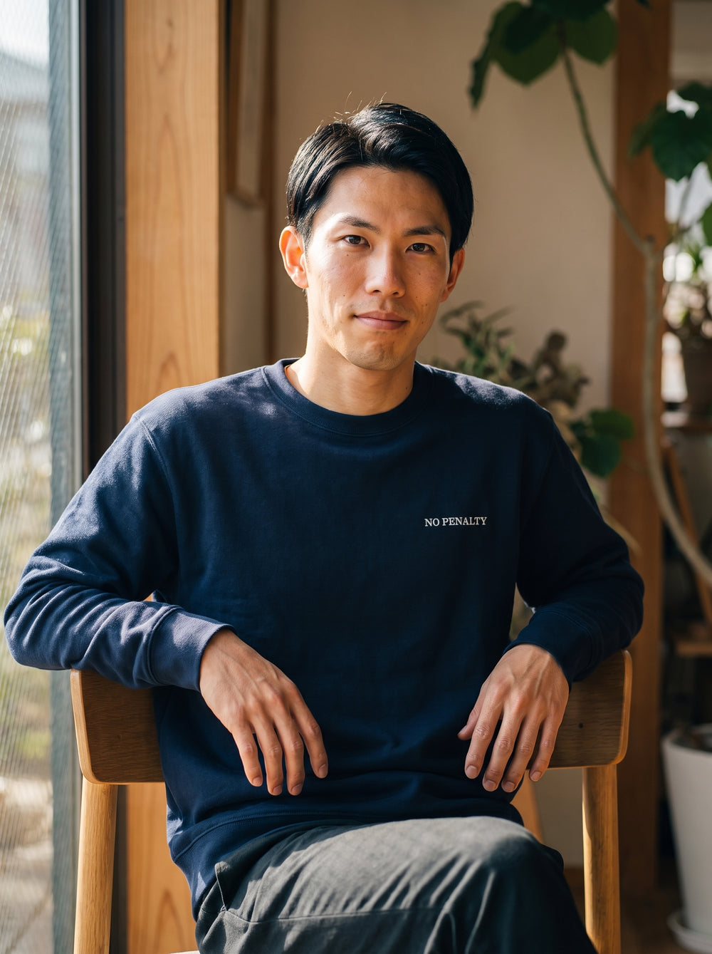 ネイビーボディの着用イメージ・屋内