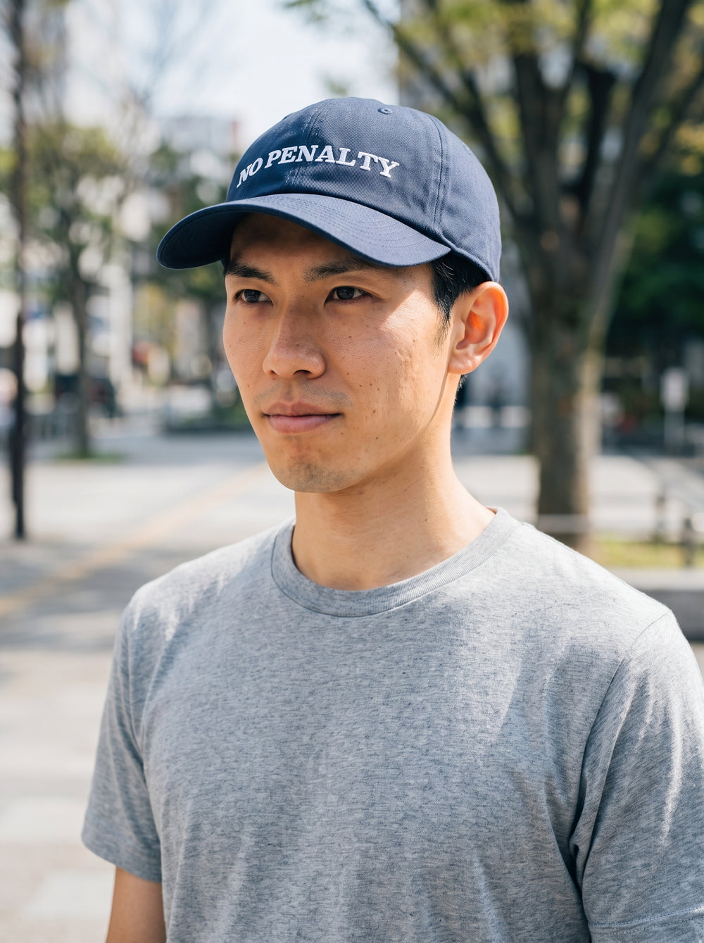 ネイビーボディの着用イメージ・屋外