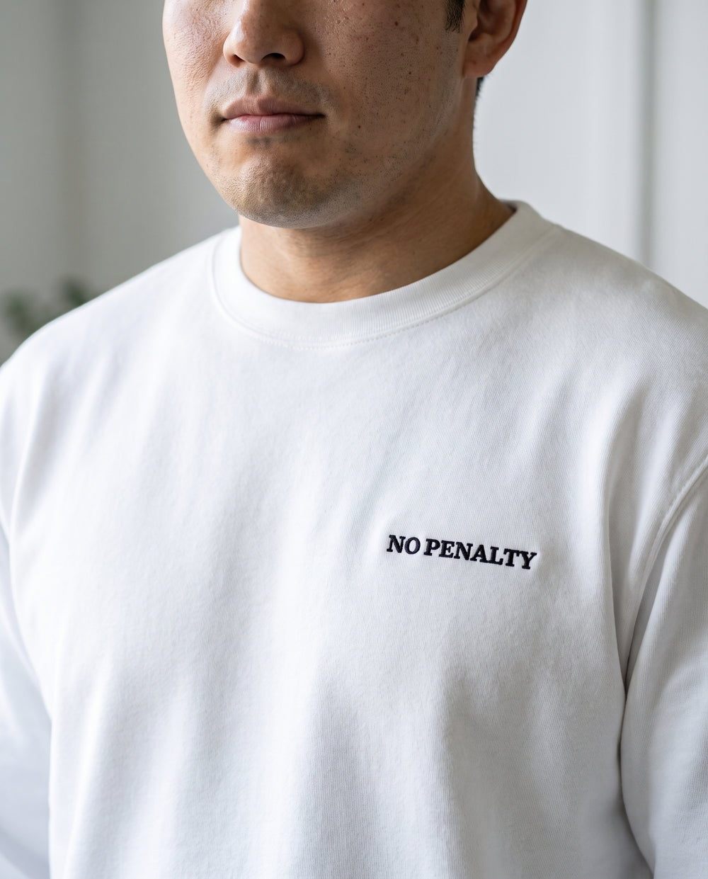 ホワイトボディの胸元刺繍ロゴ