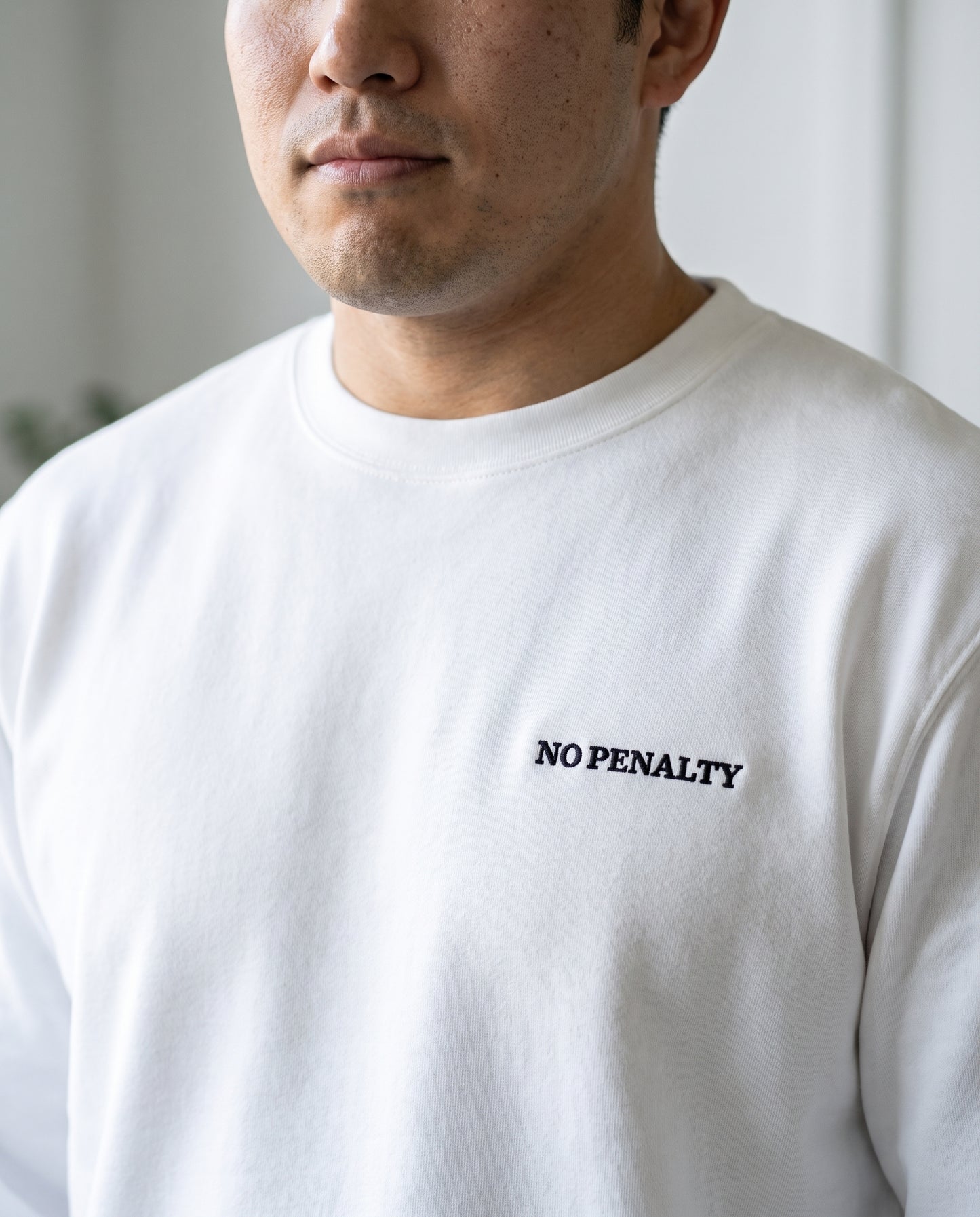 ホワイトボディの胸元刺繍ロゴ