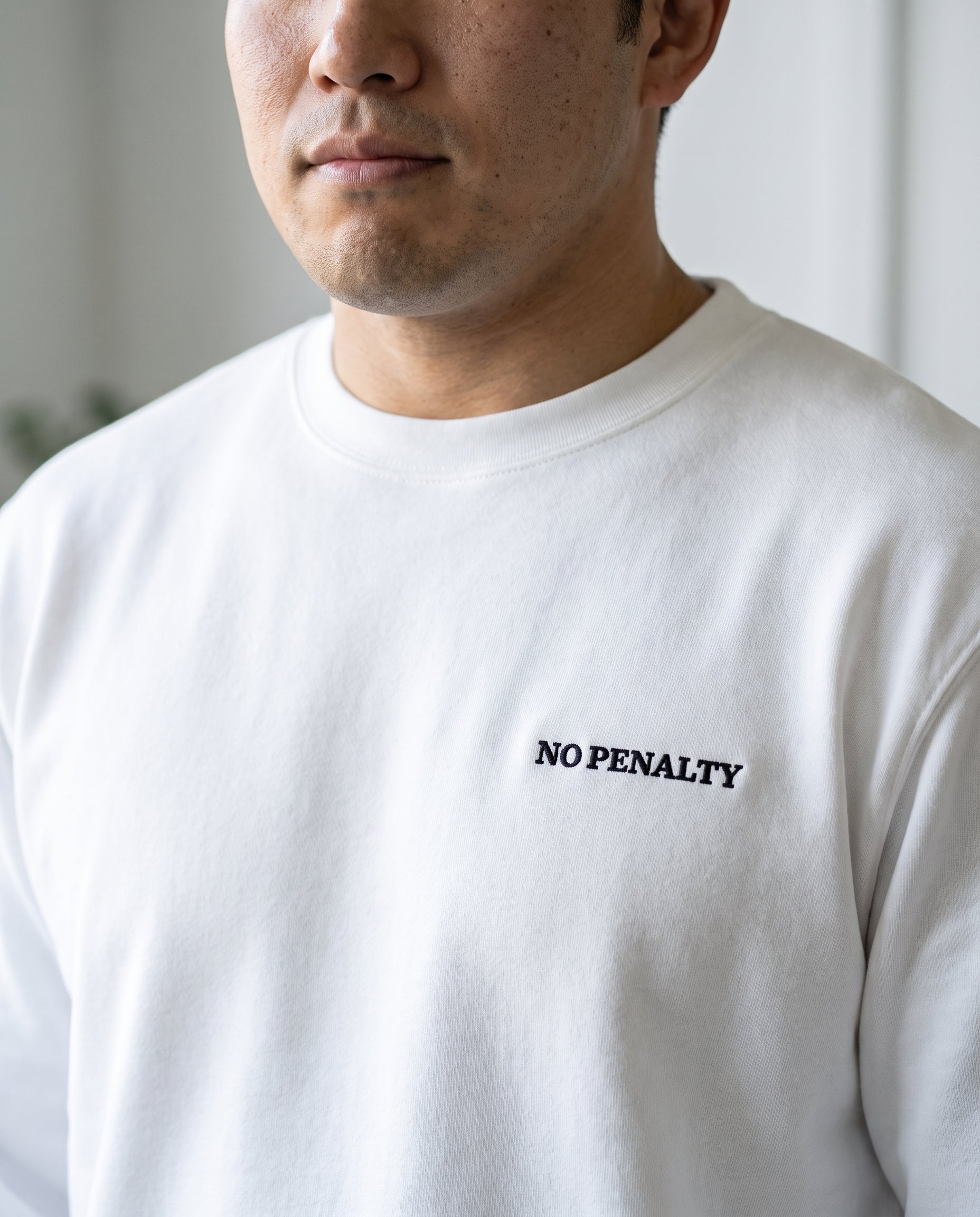 ホワイトボディの胸元刺繍ロゴ