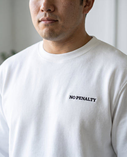 ホワイトボディの胸元刺繍ロゴ