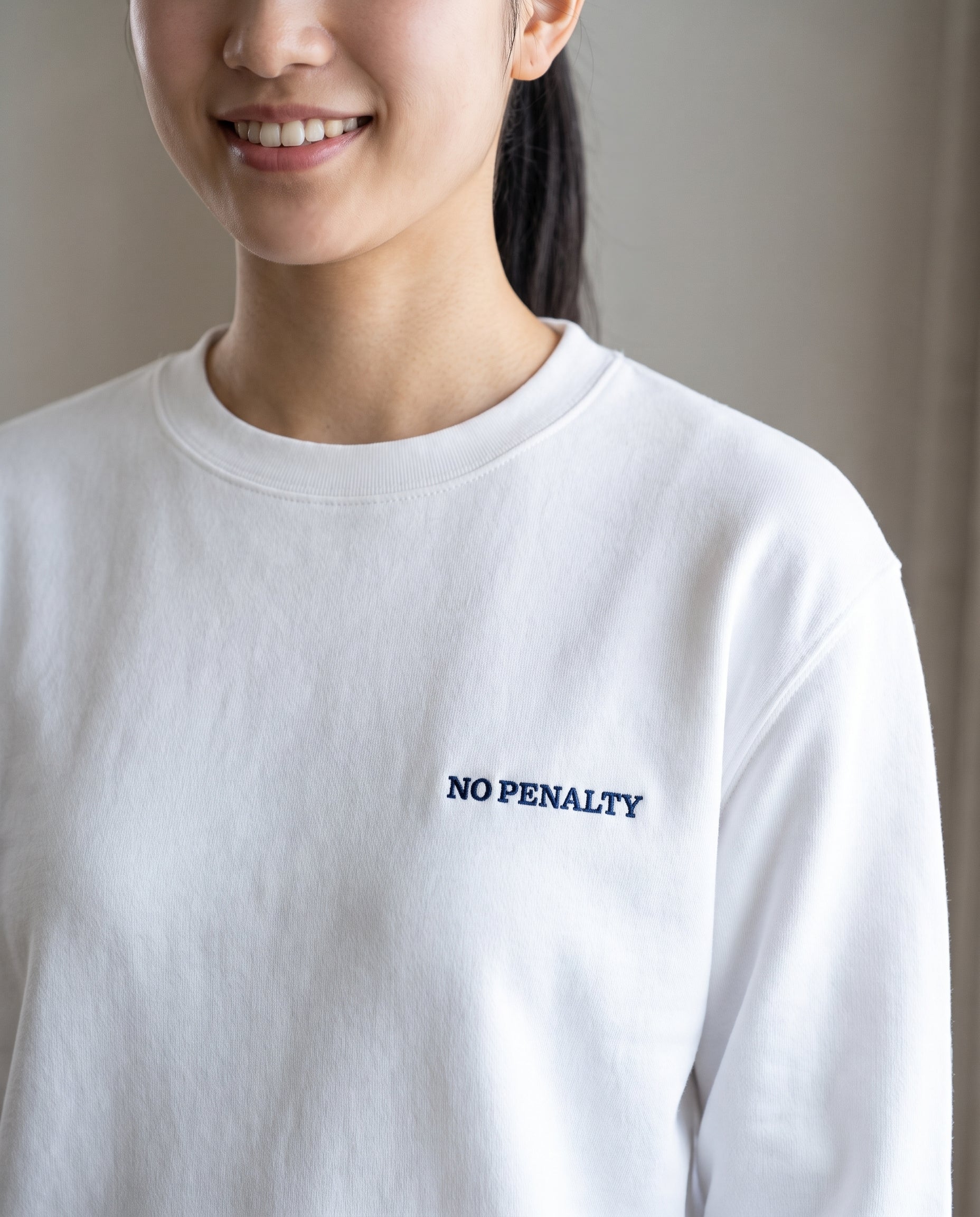 ホワイトボディの胸元刺繍ロゴ