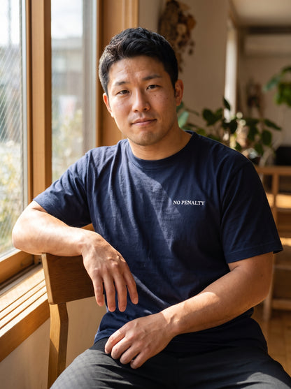 ネイビーボディの着用イメージ・屋内