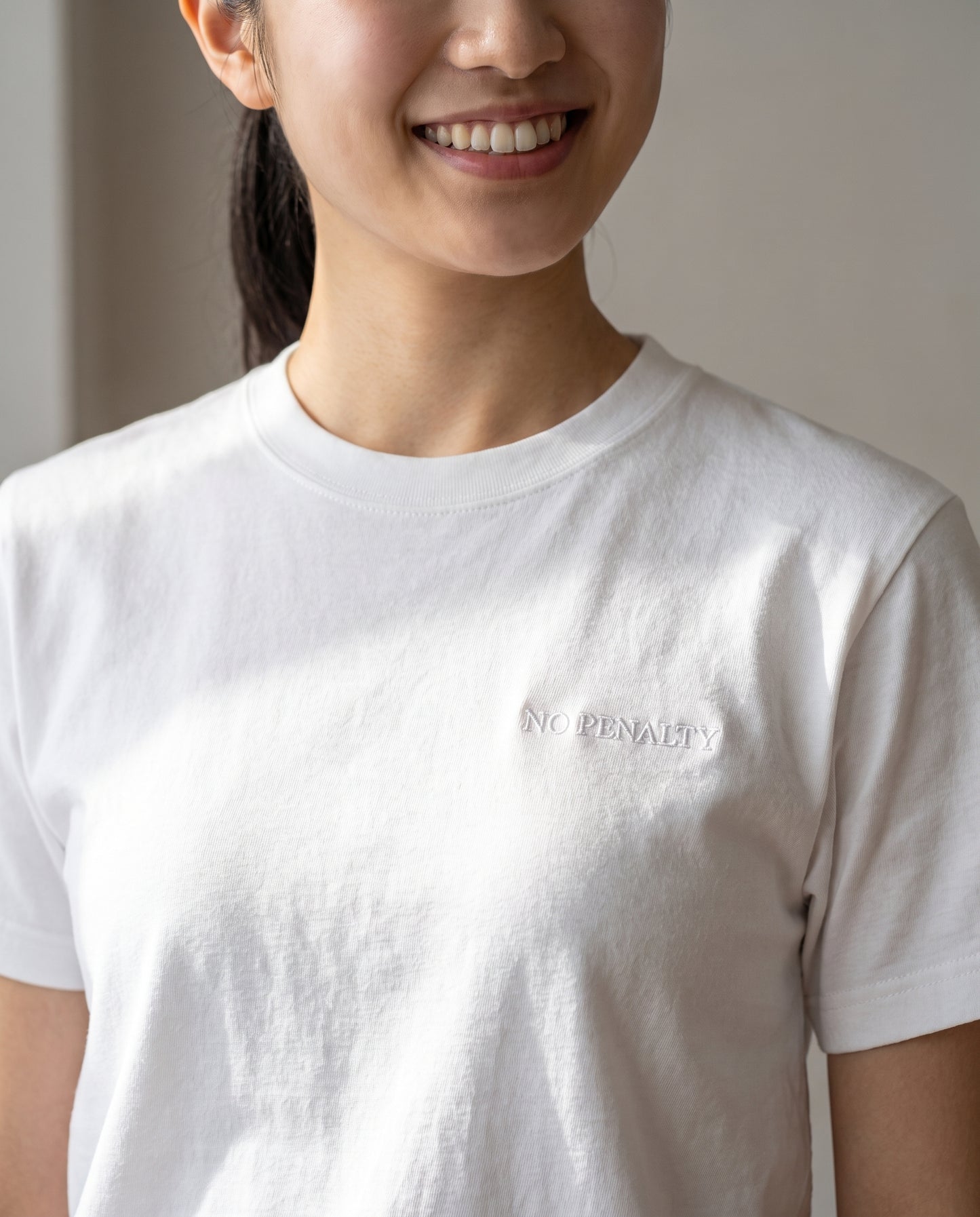 同色ホワイトボディの胸元刺繍ロゴ